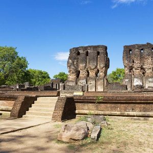 Royal Palace king Parakramahabu guided tour of the Ancient City of Polonnaruwa