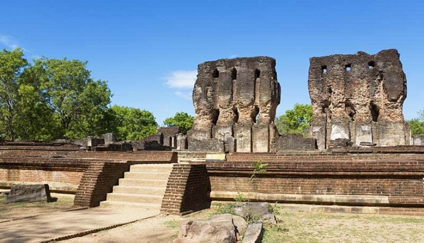 Royal Palace king Parakramahabu guided tour of the Ancient City of Polonnaruwa