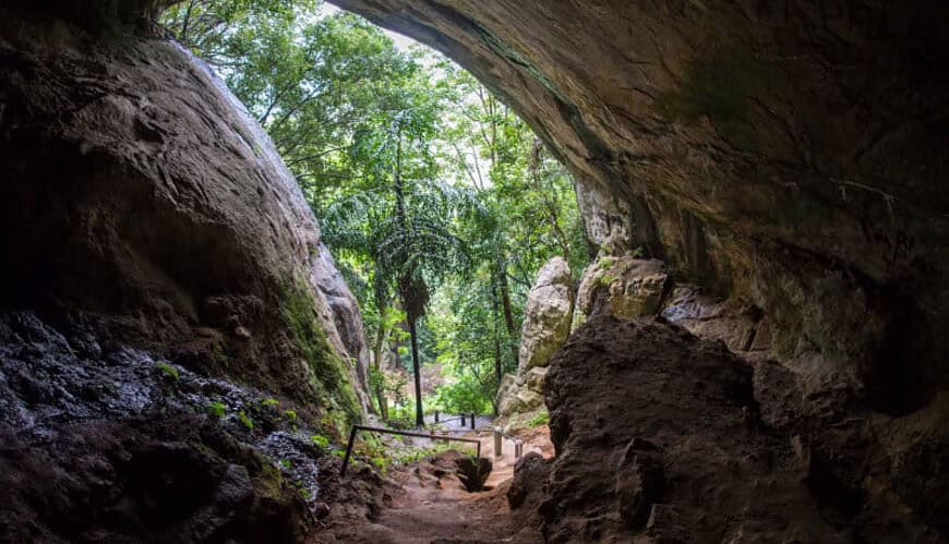 Caving Sri Lanka Rawana Cave